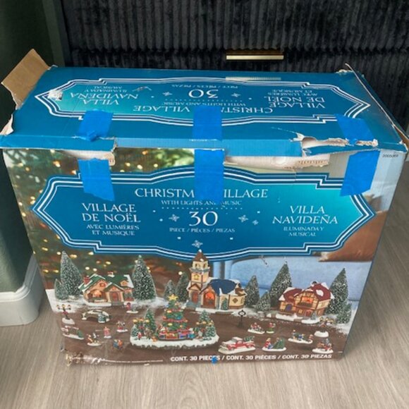 Christmas Village 30 Piece Set - Picture 4 of 16